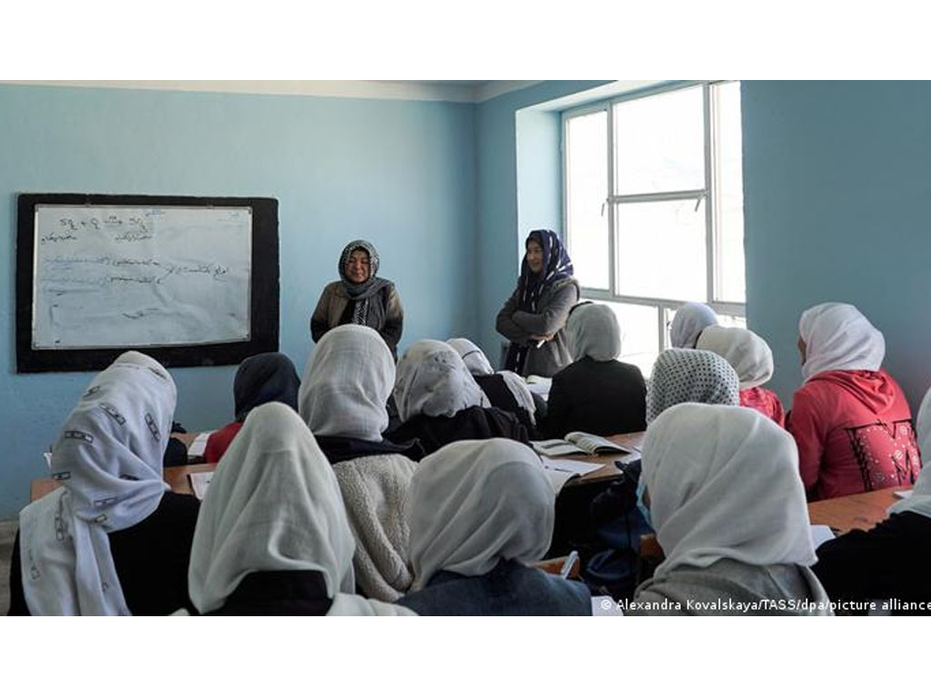 perempuan di sekolah afghanisan