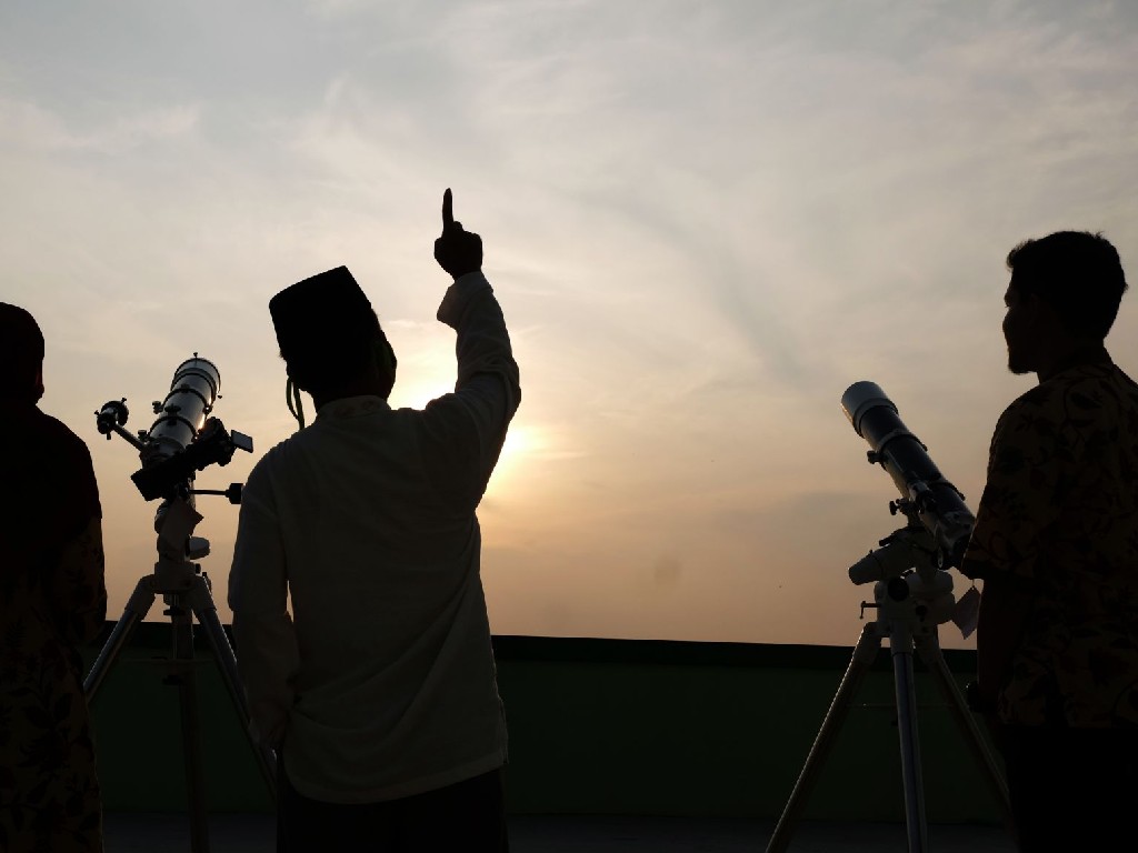 Pengamatan hilal untuk menentukan awal Ramadhan dan Idul Fitri