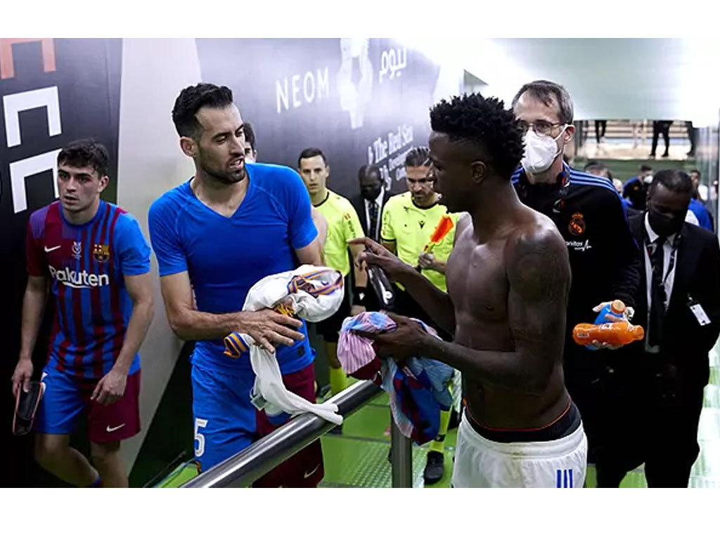 Busquets bertukar kaos dengan Vinicius