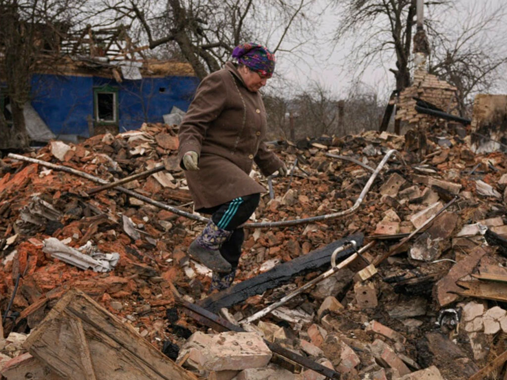 warga ukraina di puing rumahnya