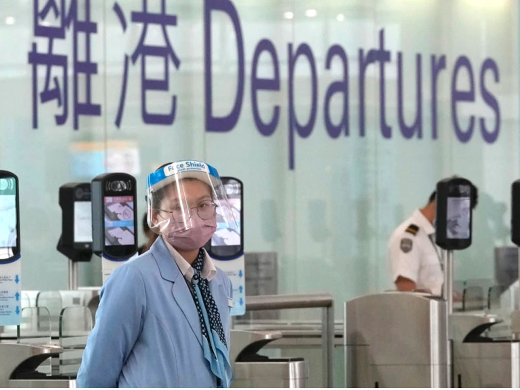 petugas bandara hong kong