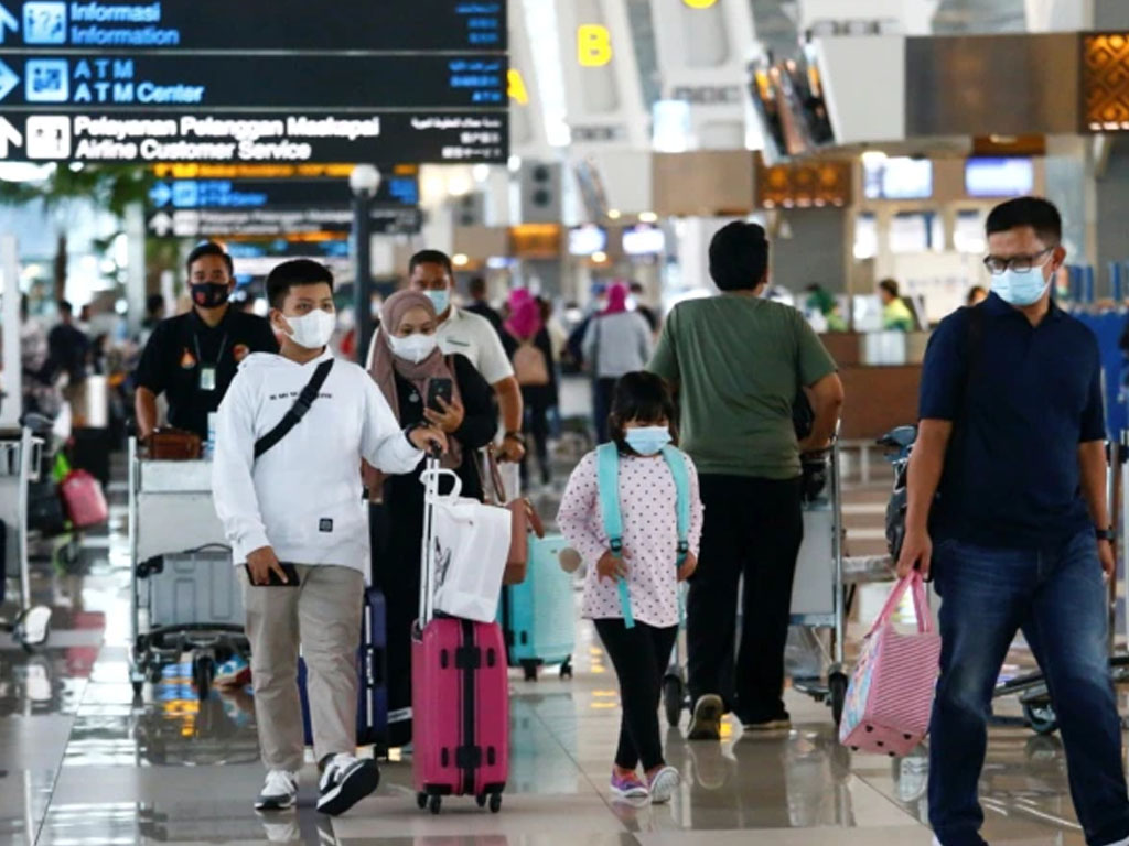 pemudik di bandara soetta