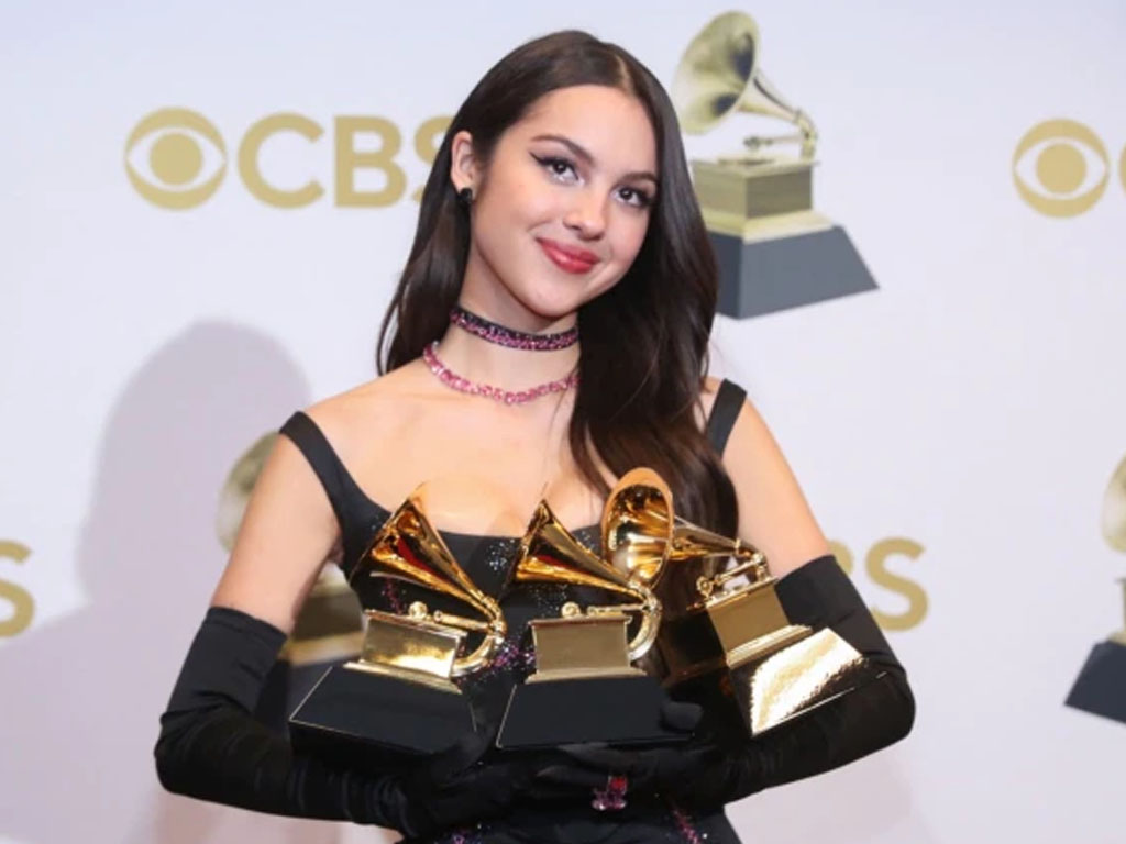 Olivia Rodrigo dengan penghargaan Grammy