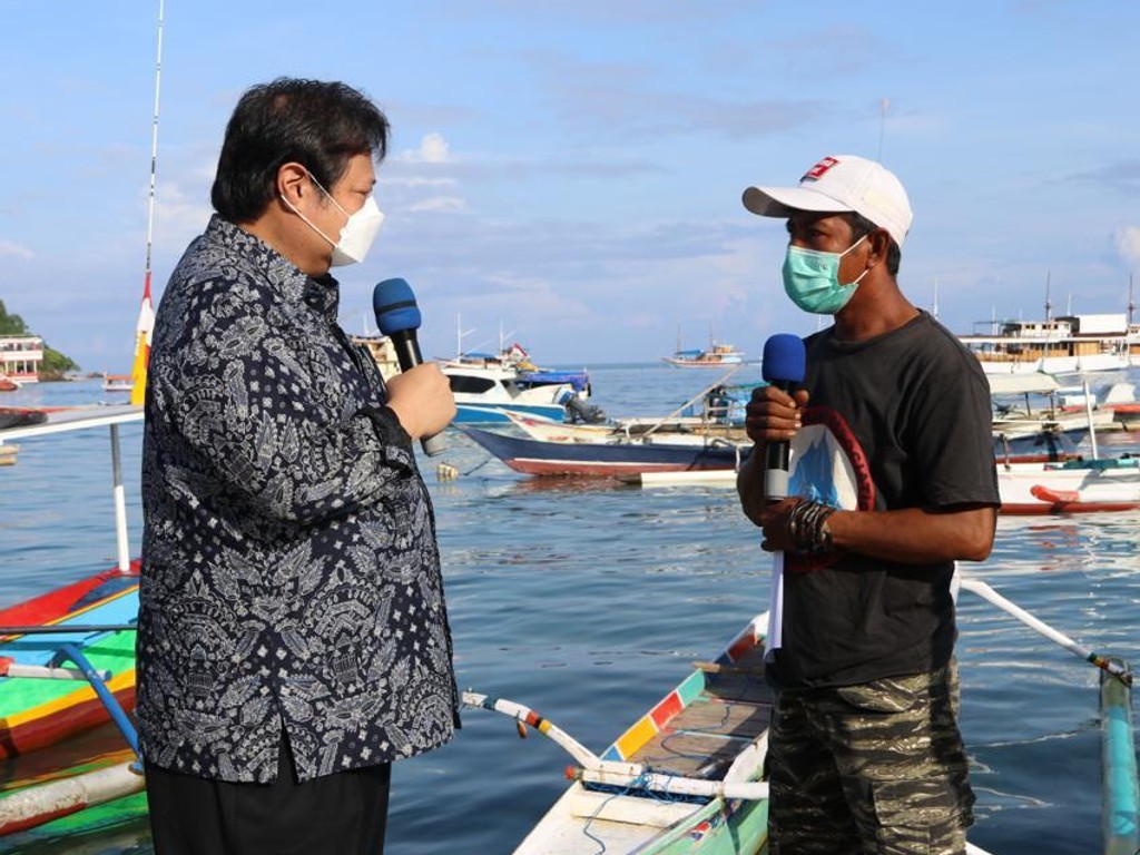 Airlangga Hartarto bersama nelayan