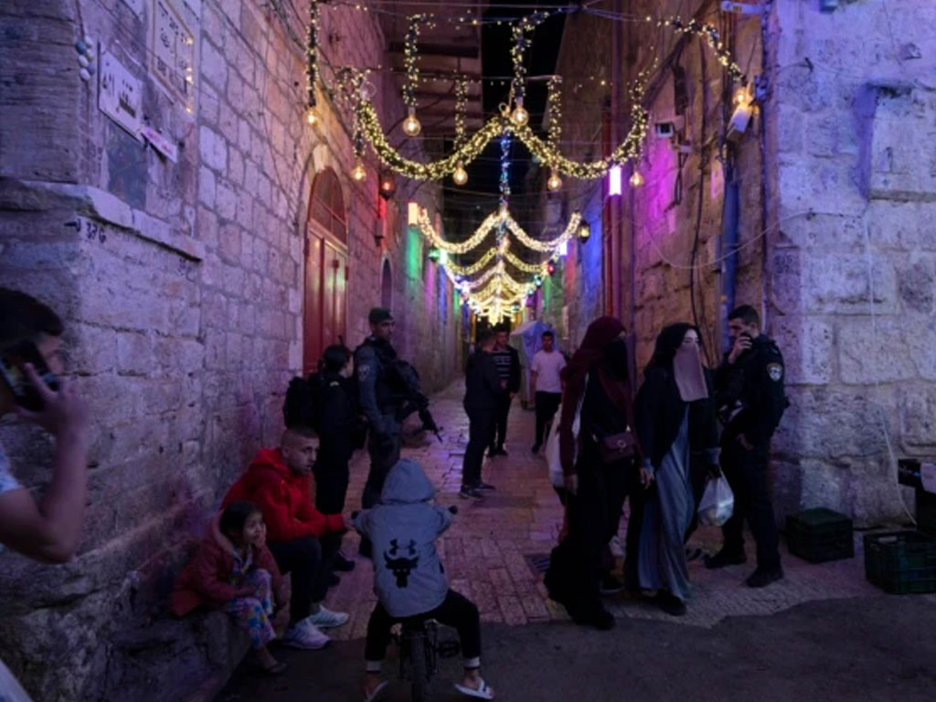 perempuan tinggalkan kompleks Masjid Al Aqsa