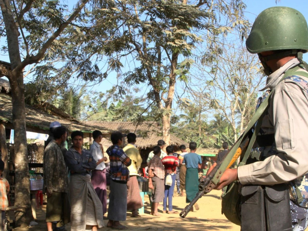 tentara myanmar di permukinan rohingya