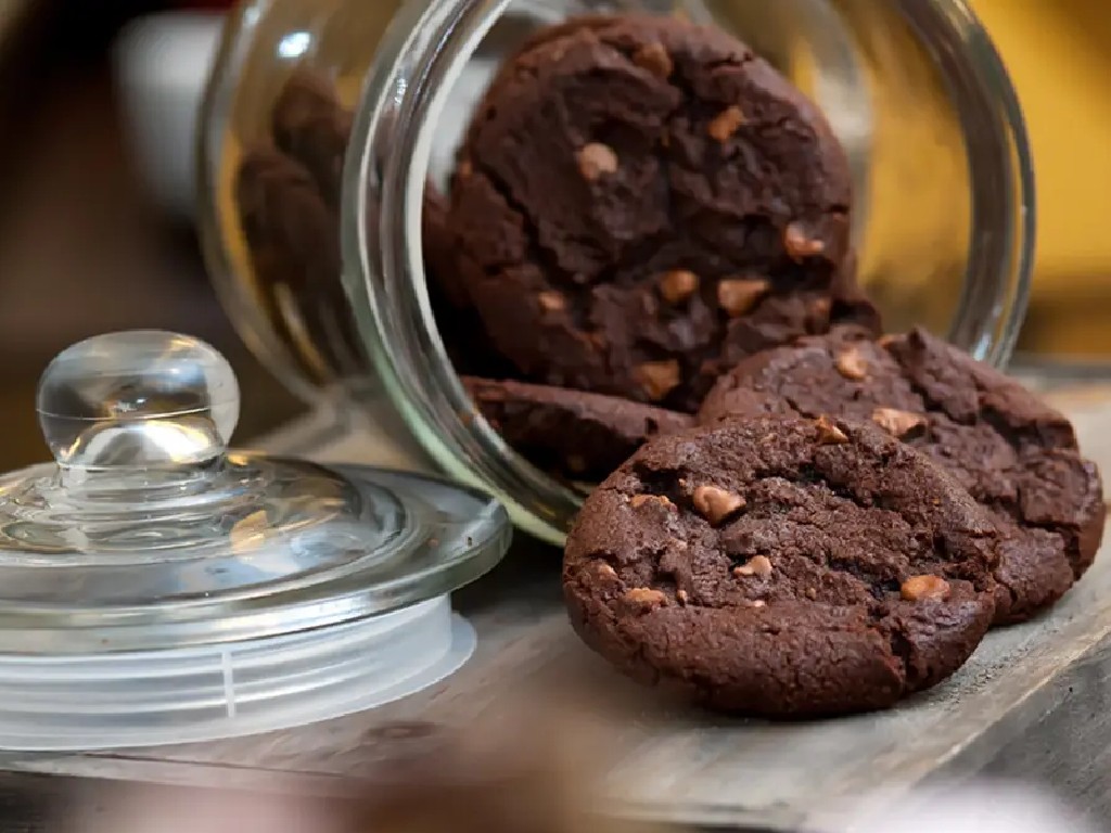 Kue kacang cokelat