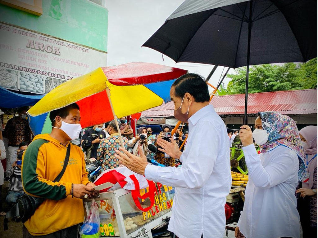 jokowi serahkan blt di jambi