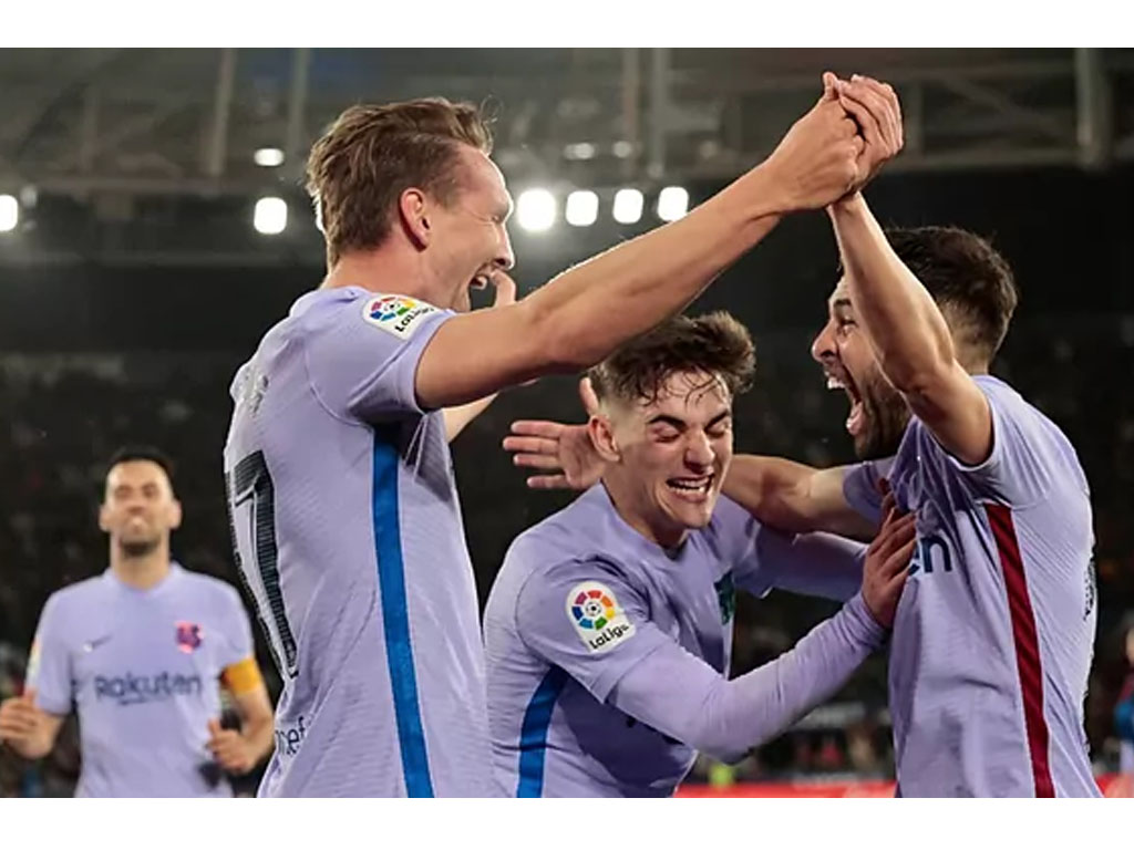 pemain barca rayakan gol