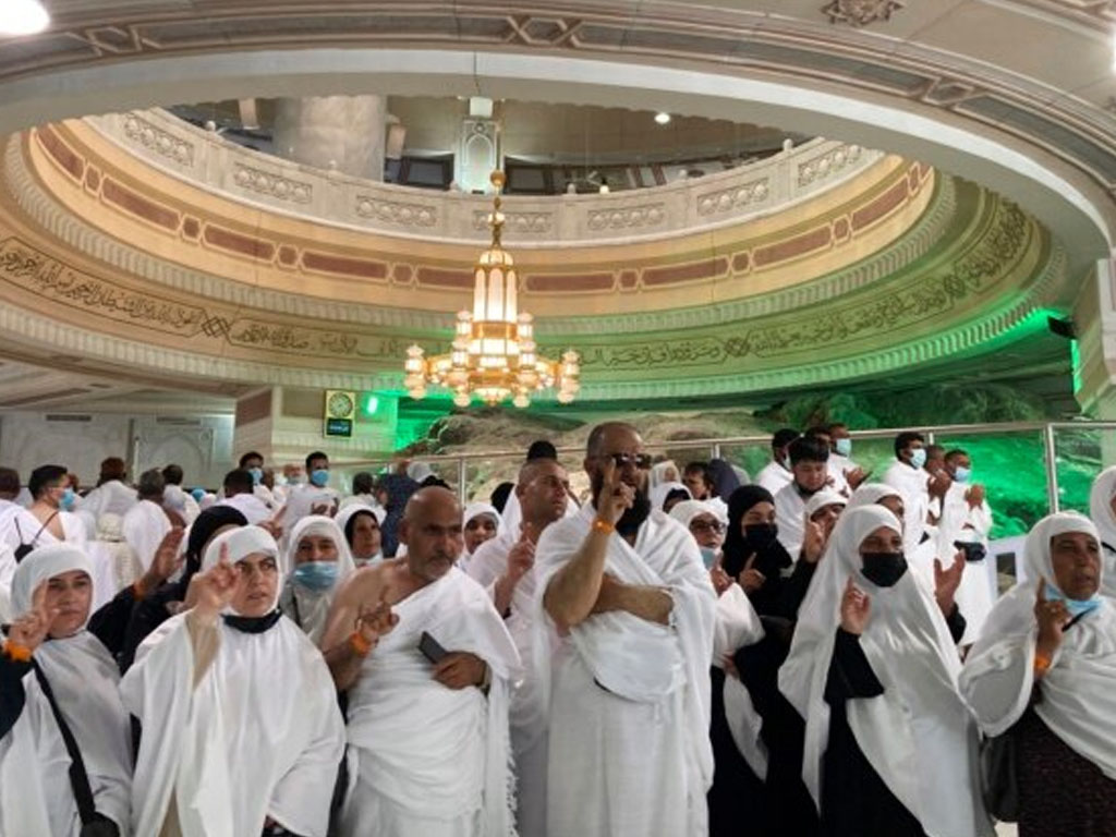 Jemaah Umrah berdoa