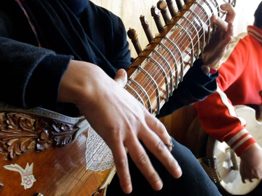 gadis afghanistan belajar sitar