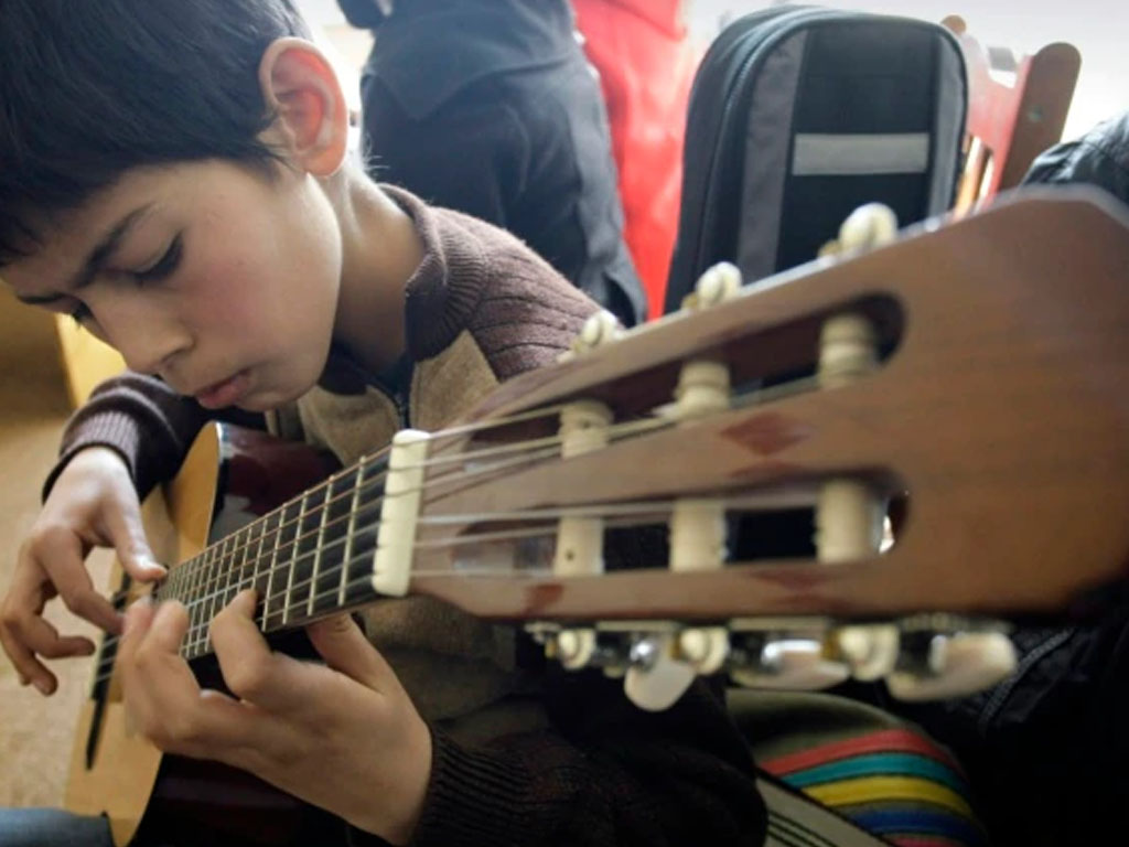 siswa belajar gitar di afghanistan