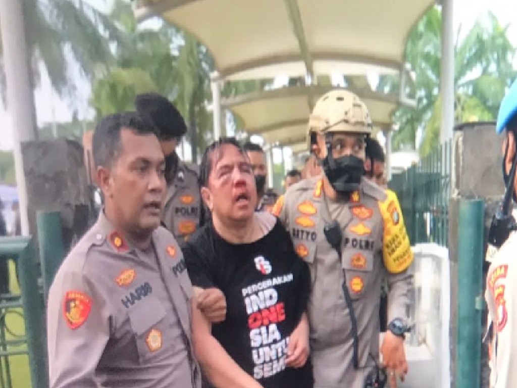 Ade Armando babak belur dikeroyok massa