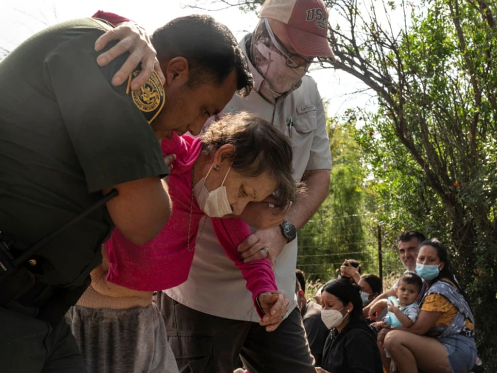 imigran lansia di perbatasan meksiko