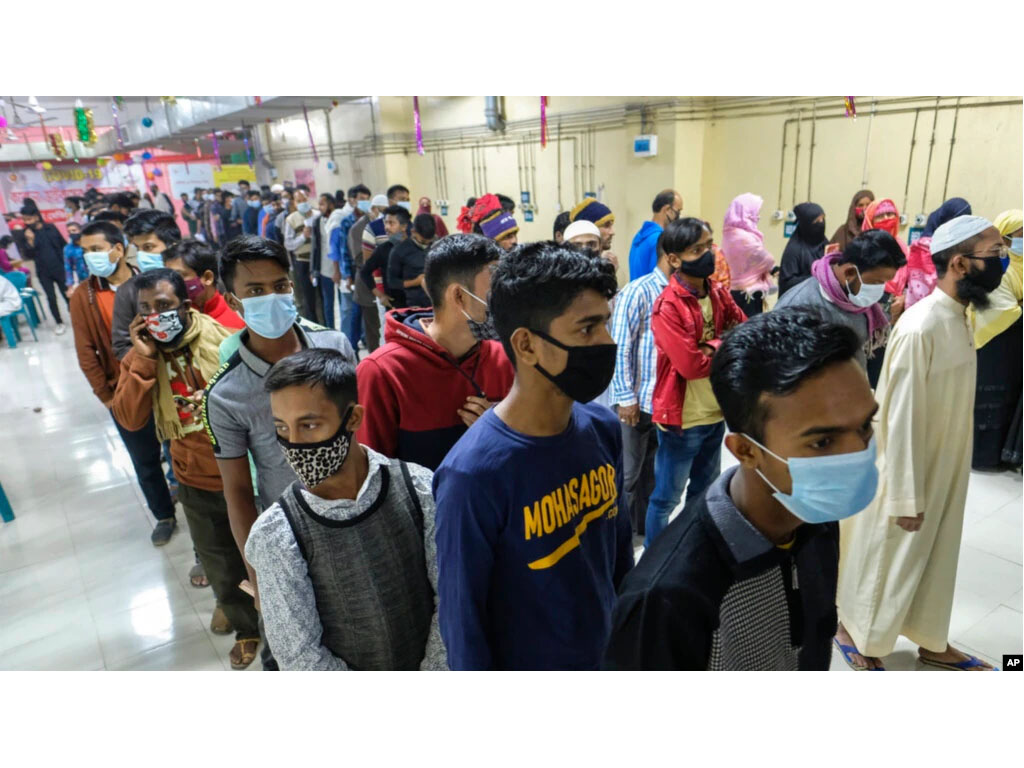 warga bangladesh antre vaksinasi covid