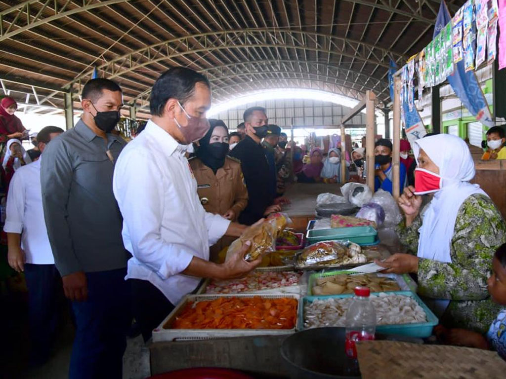 Jokowi meninjau Pasar Tanjung Brebes