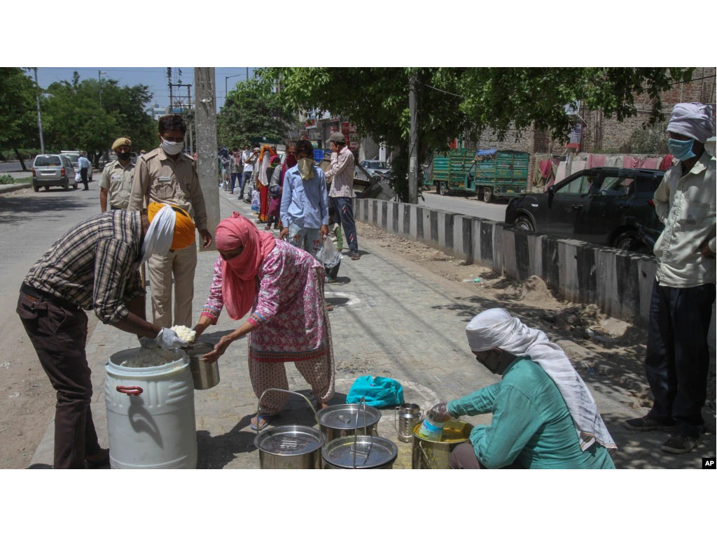 relawan distribusukan makanan di india