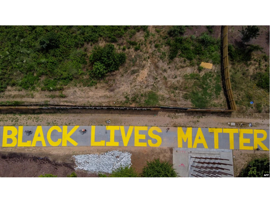 tulisan Black Lives Matter di jalur sepeda di atlanta