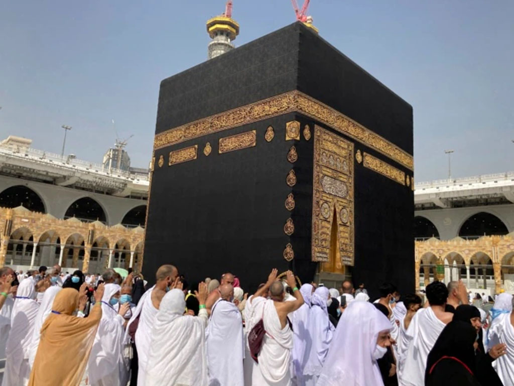 Jemaah umrah melakukan Tawaf