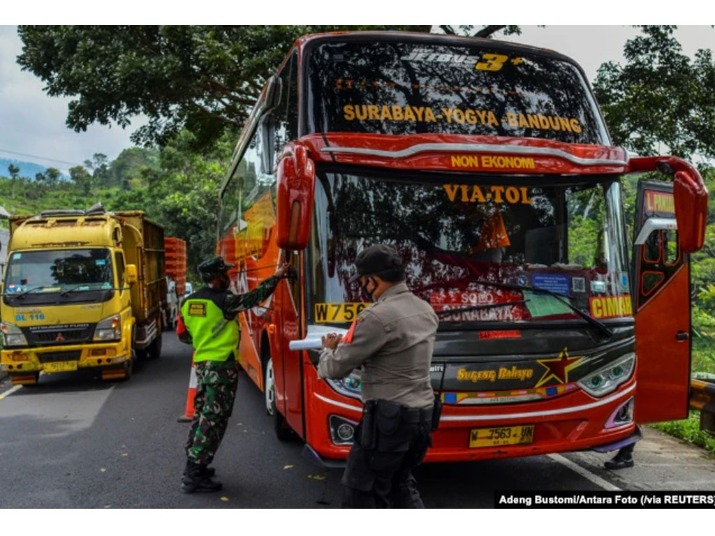 petugas periksa bus penumpang