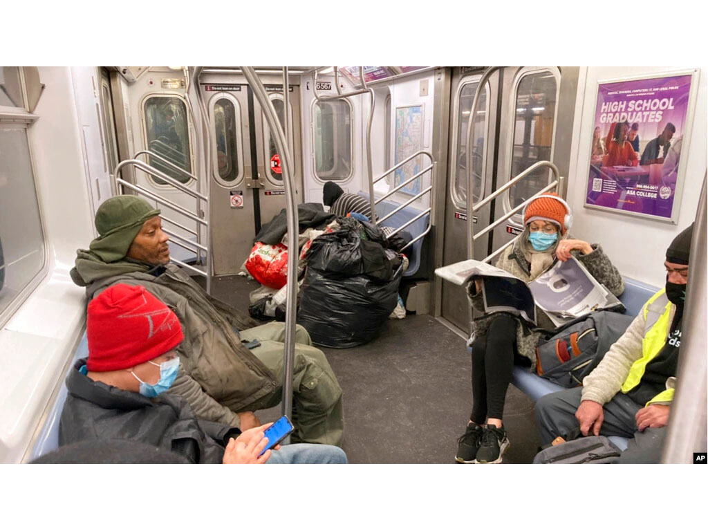 penumpang metro di ny pakai masker