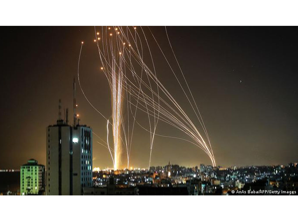 Roket di langit Tel Aviv