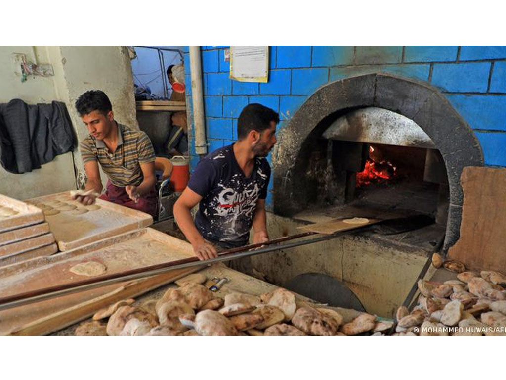 Produksi roti tradisional di Mesir
