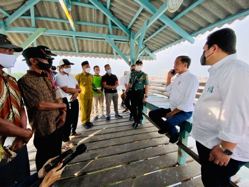 jokowi dengan nelayan gresik