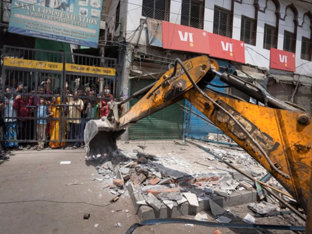 buldoser runtuhkan bangunan di new delhi