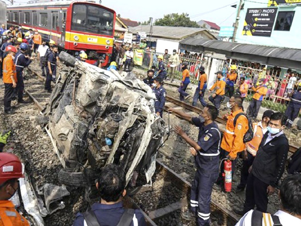 KA tabrak mobil di Depok