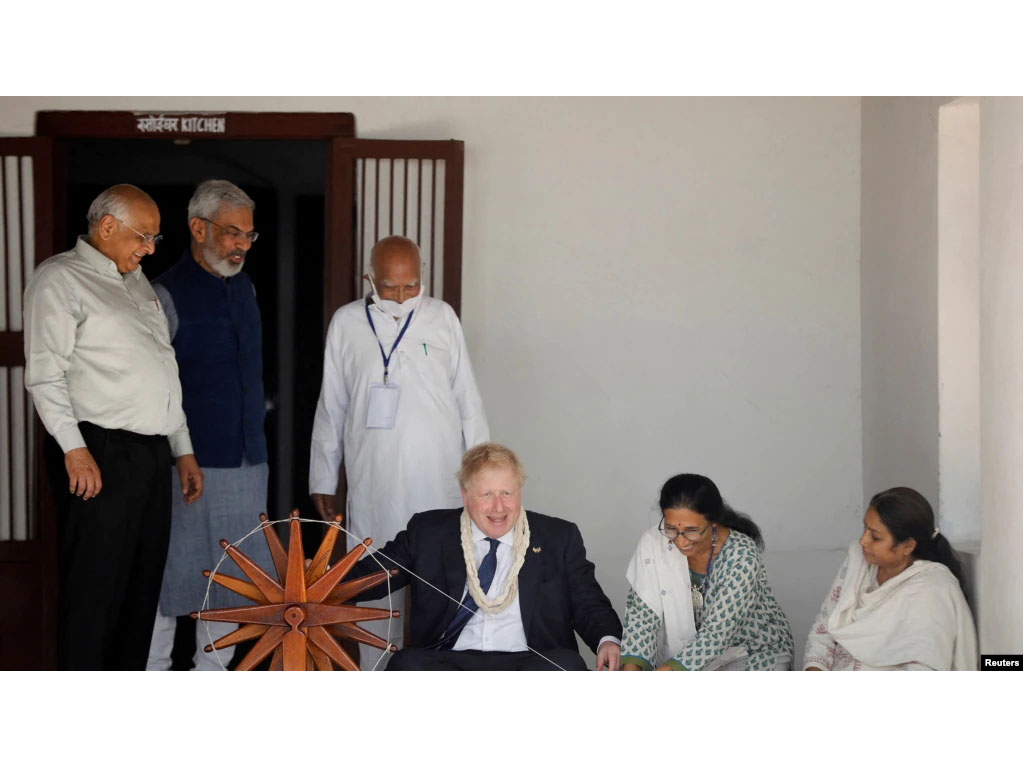 PM Johnson memintal kapas di India