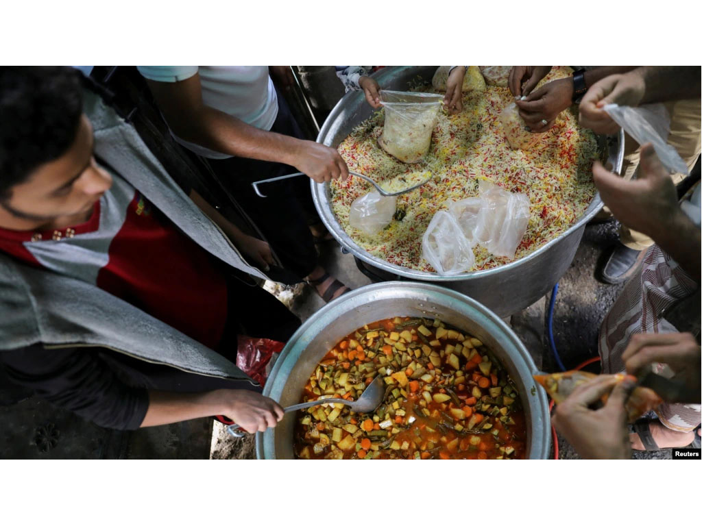 sukarelawan siapkan makanan di Sanaa Yaman