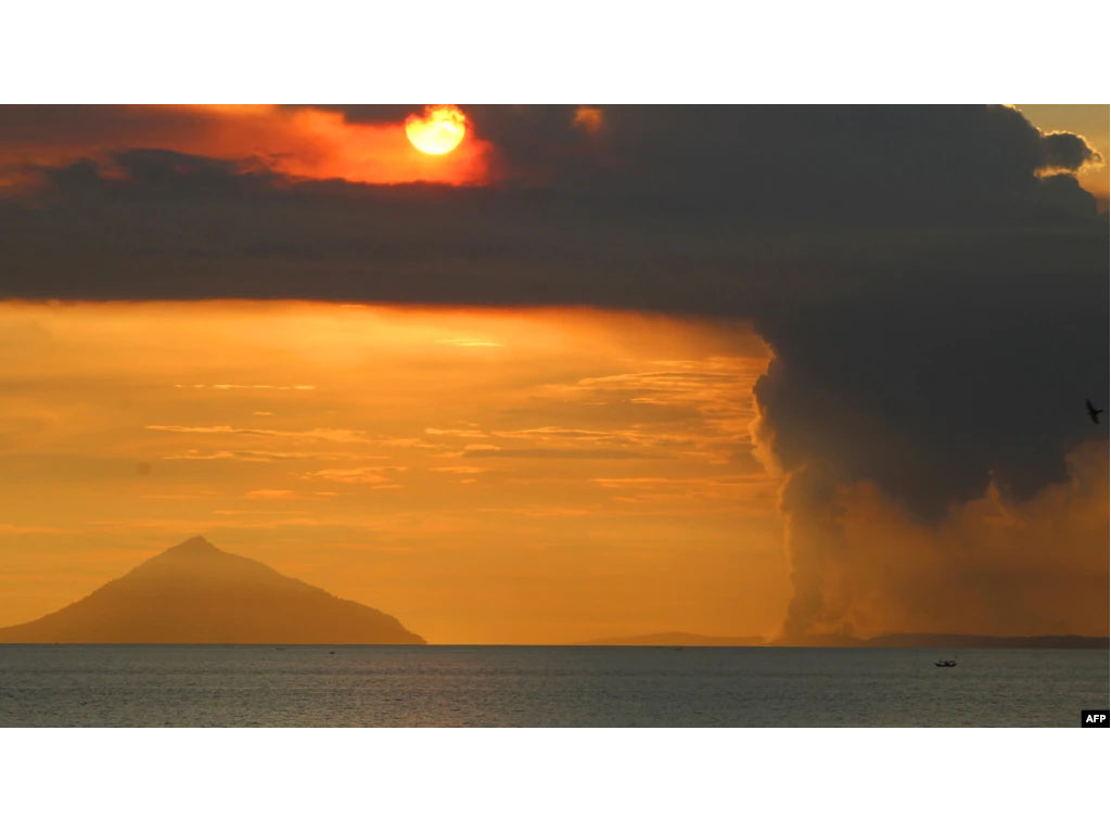 Gunung Anak Krakatau semburkan asap
