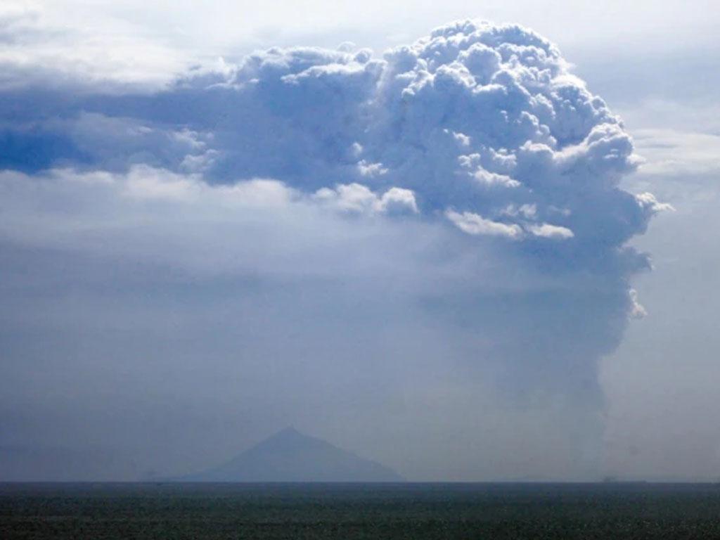 Gunung Anak Krakatau menyemburkan asap