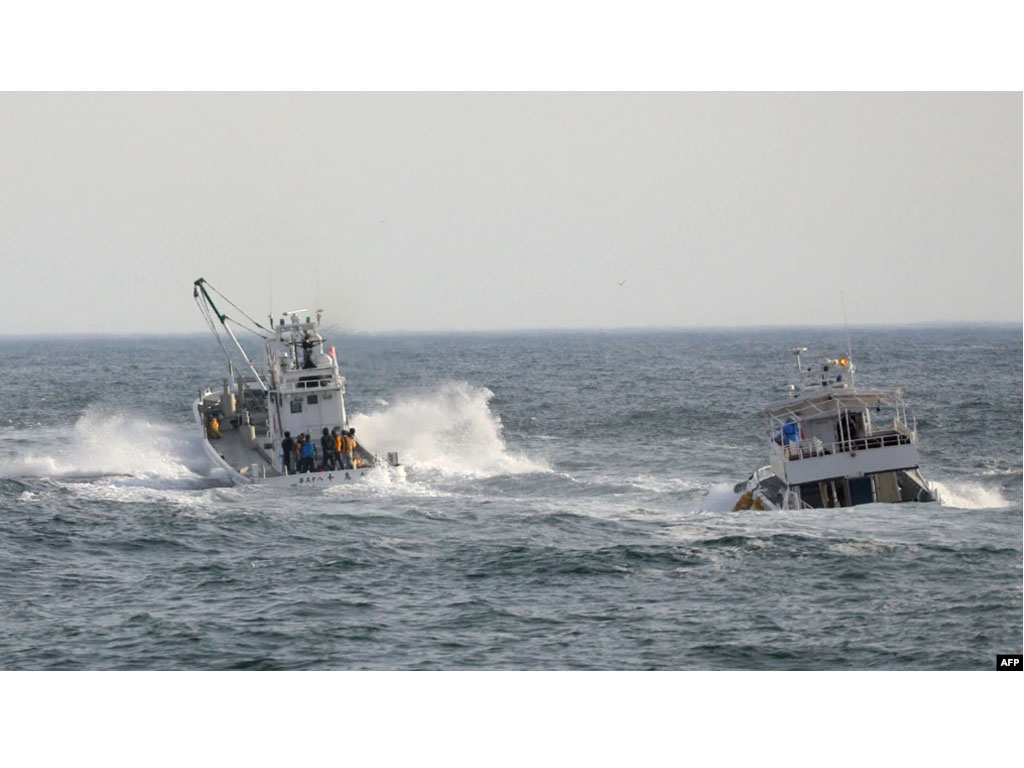 Kapal nelayan mencari kapal tenggelam di jepang