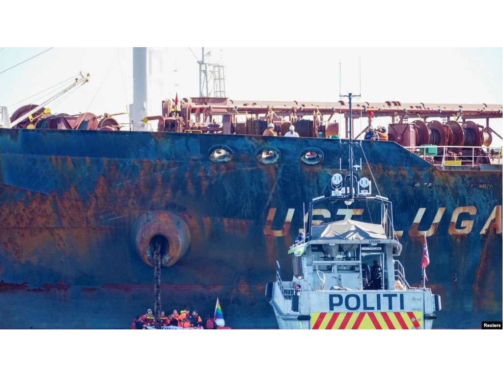 tanker dihadang greenpeace di norwegia