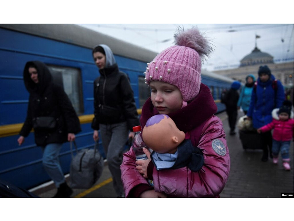 seorang anak ukraina bawa boneka ke pengungsian