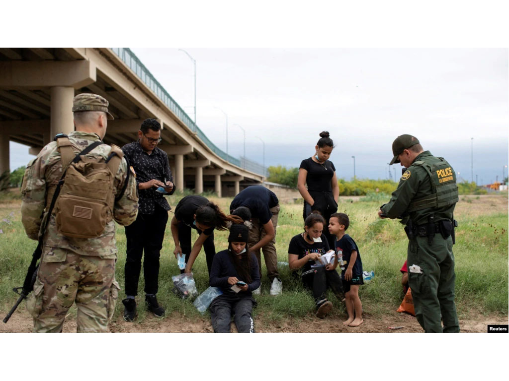 Petugas perbatasan AS mendata para migran Amerika Tengah