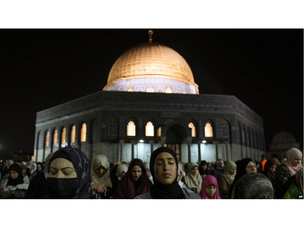 Umat Muslim Palestina di Masjid Al-Aqsa