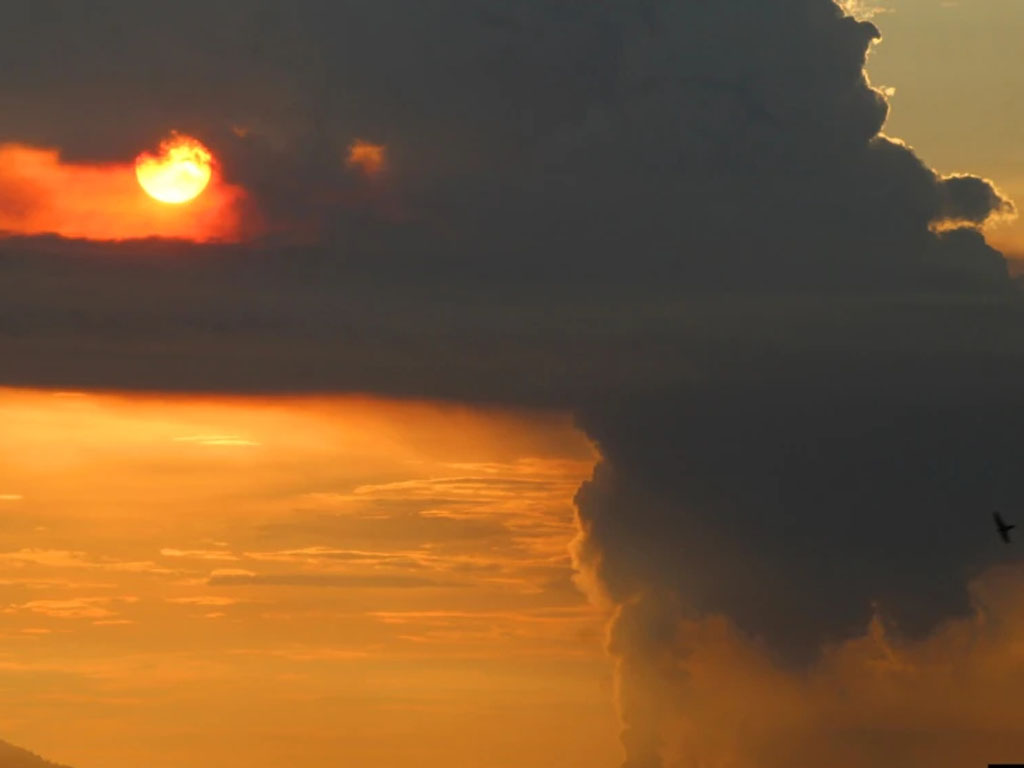 gunung anak krakatau semburkan asap