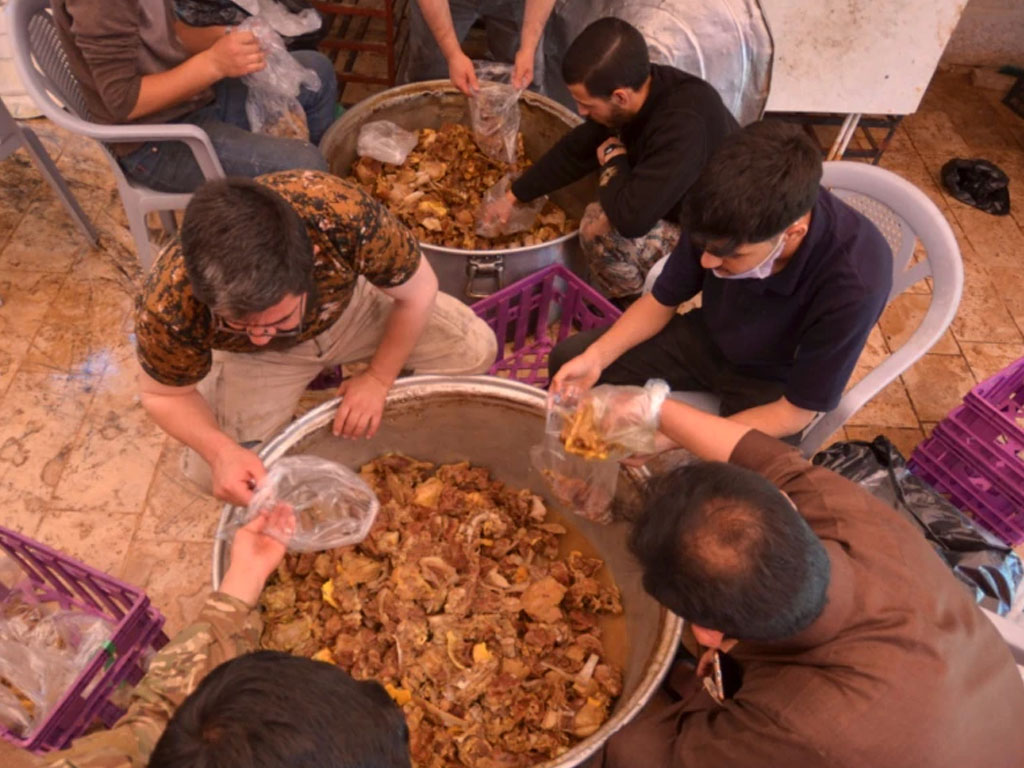 relawan siapkan iftar di yaman