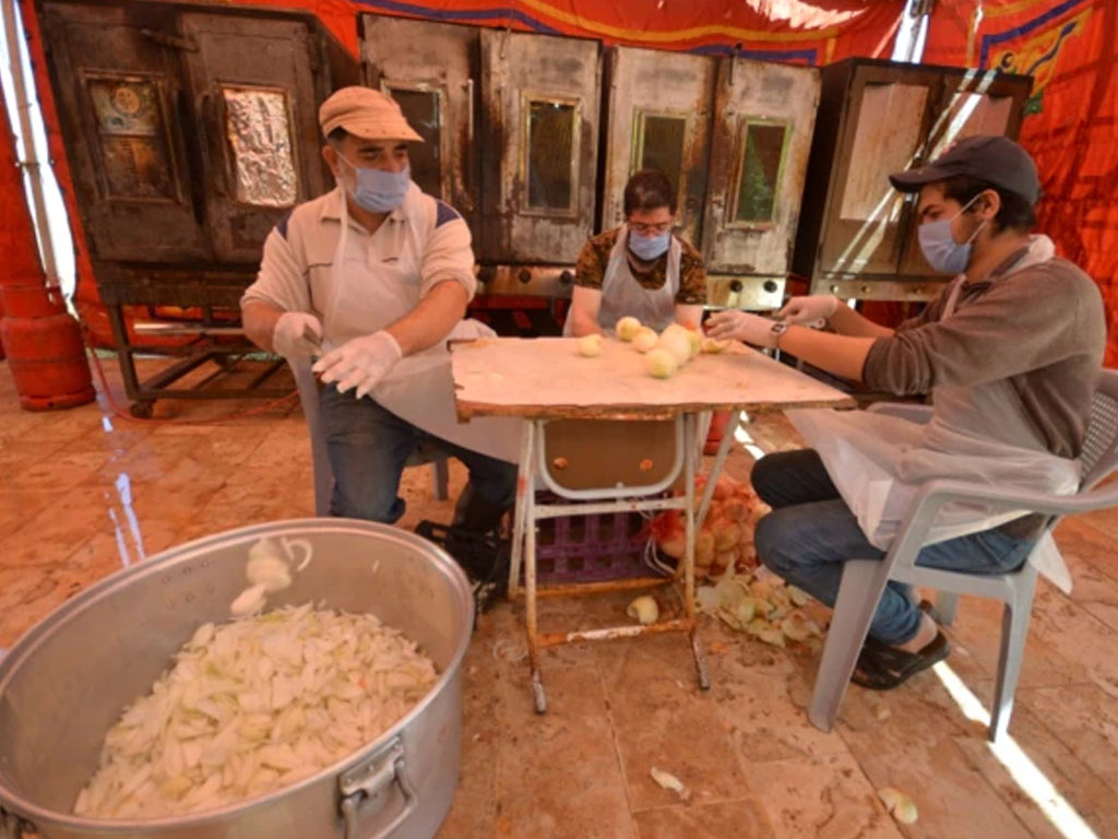 relawan siapkan makanan untuk dibagikan di yordania