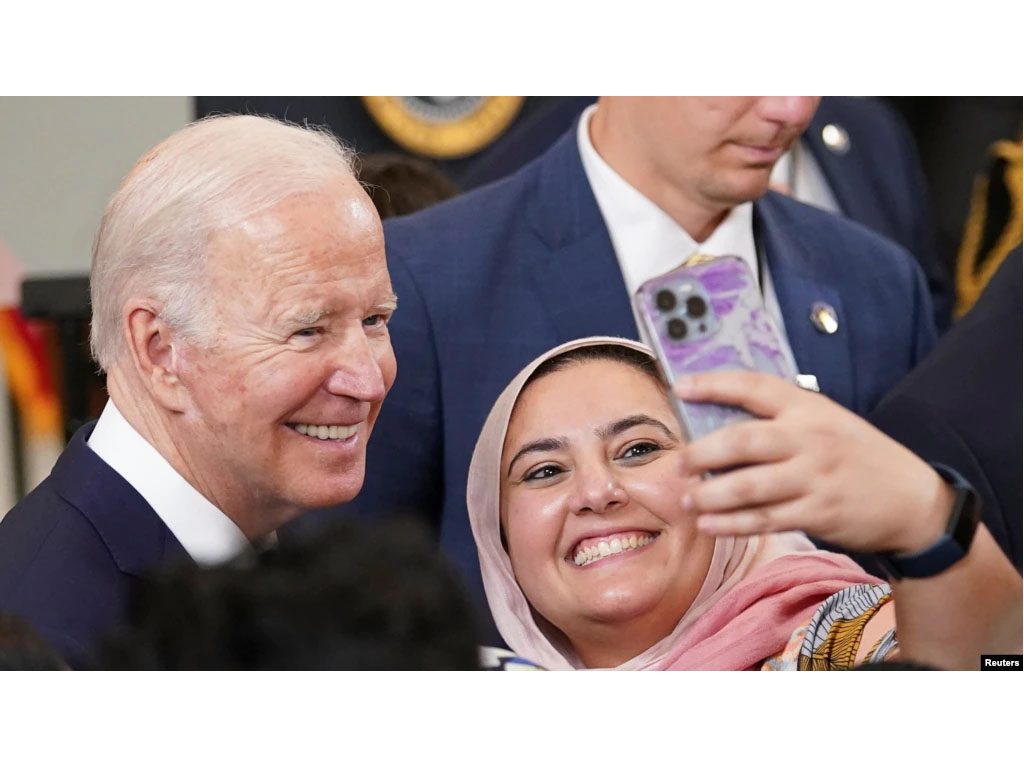 biden selfie dng pengunjung perayaan idulfitri