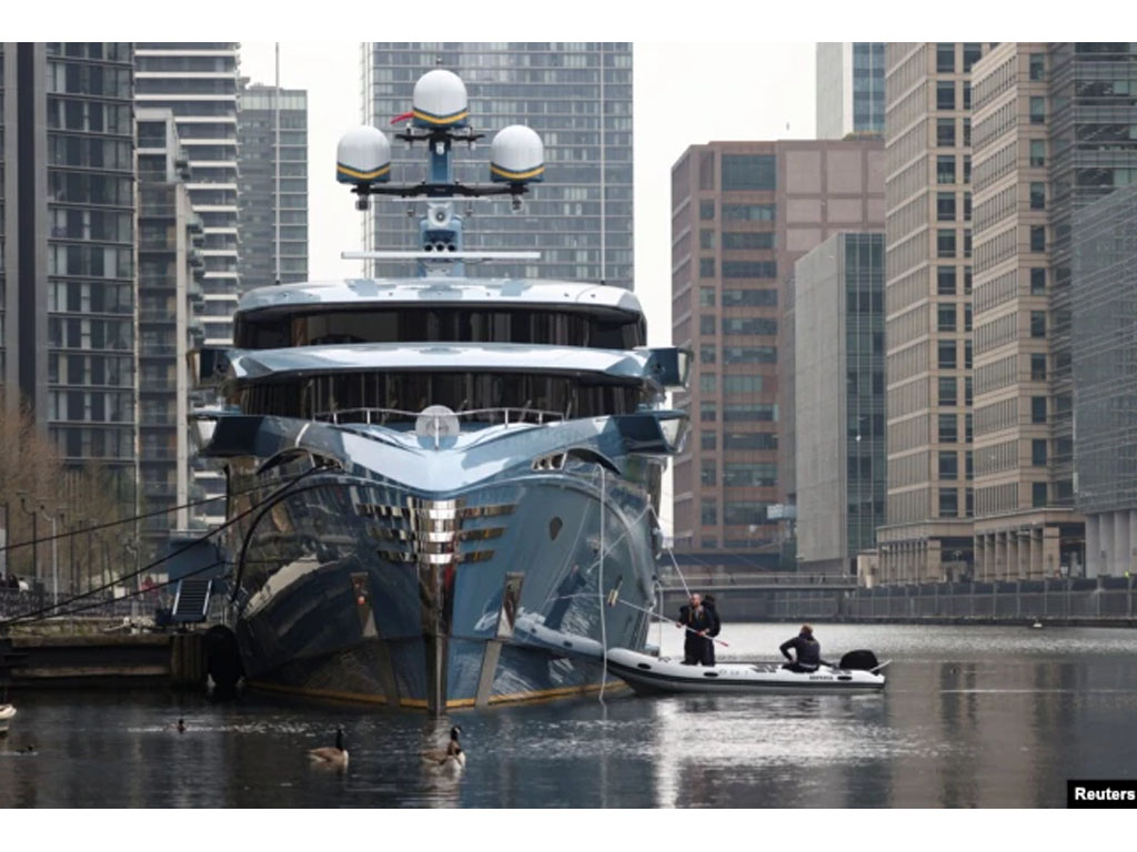 Superyacht Phi milik Rusia