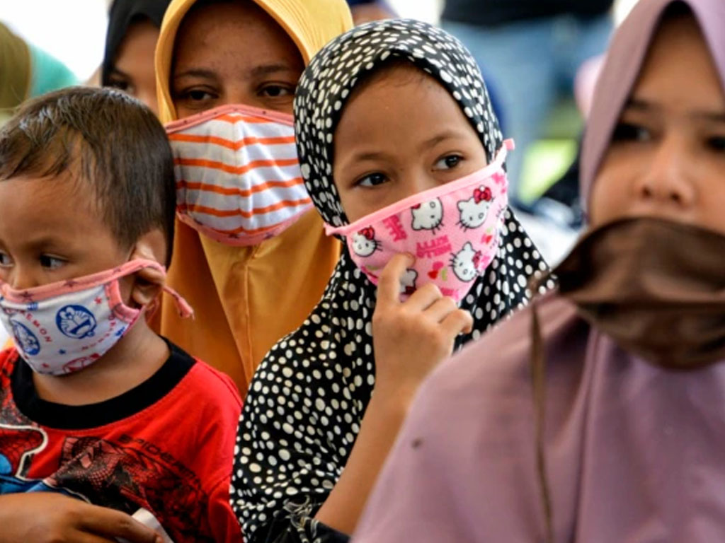 perempuan dan anak tunggu makanan di aceh