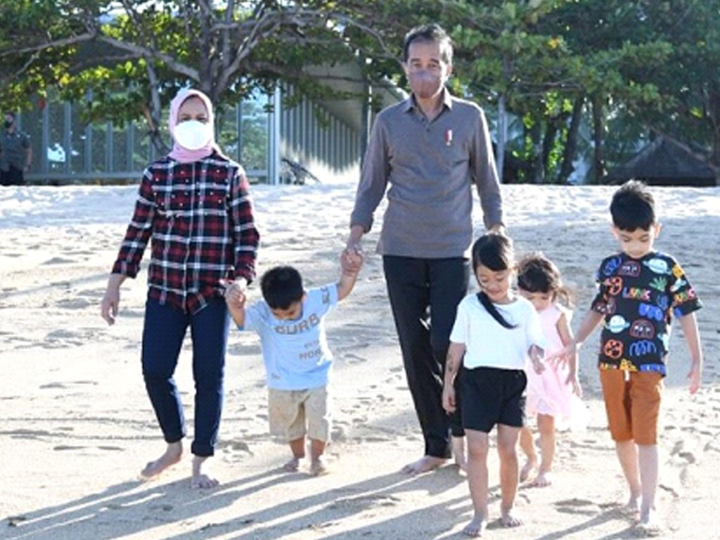 jokowi bersama cucu di pantai bali