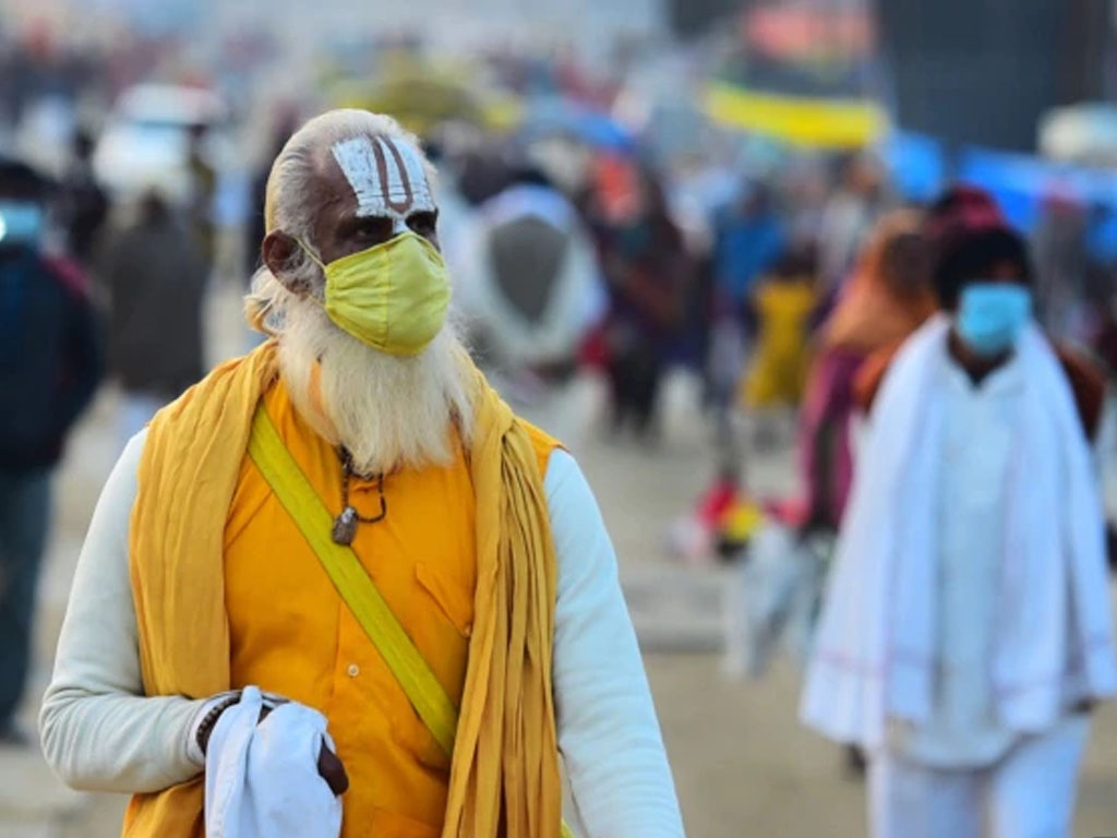 Seorang Sadhu di india pakai masker