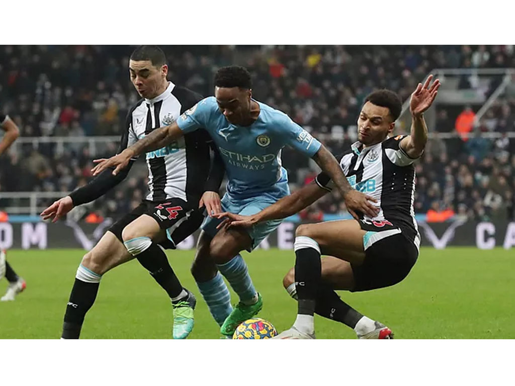 sterling cetak gol ke gawang newcastle