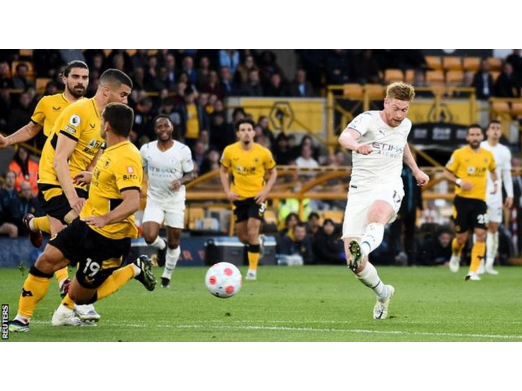 de bruyne tendang bola ke gawang wolves