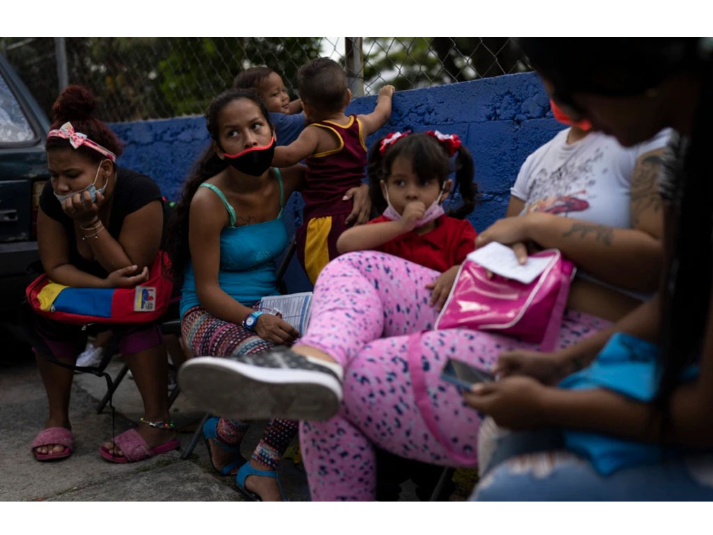 anak dan perempuan antre tes covid di venezuela